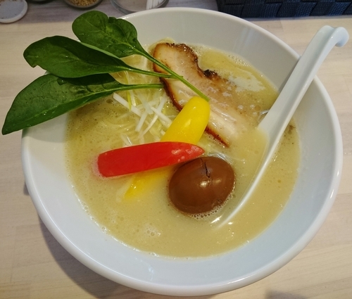 「拉麺 塩 800円」@濃厚鶏出汁拉麺 吉法師 KIPPOSHIの写真