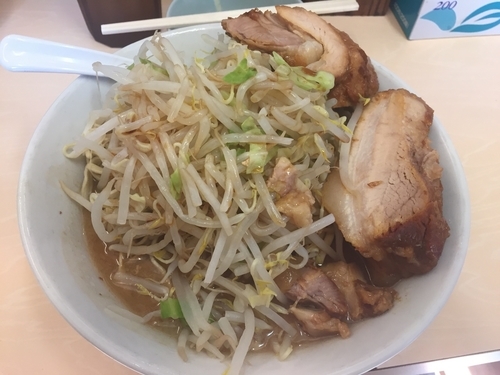 「ラーメン（野菜少なめ・カラメ）＆生卵」@自家製ラーメン 大者の写真