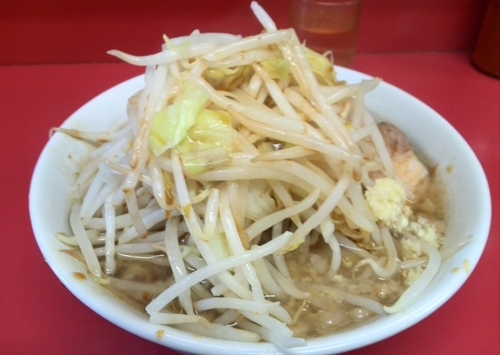 「小ラーメン700円 (麺半分、ニンニク少なめヤサイカラメ)」@ラーメン二郎 千住大橋駅前店の写真