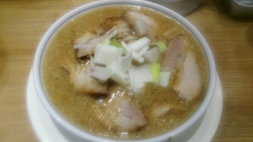 「背脂そば(醤油・鬼脂)+チャーシュー+白飯+替え玉」@玉 バラそば屋 中野店の写真