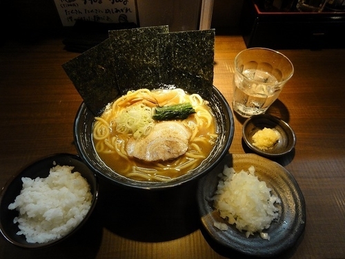 「らーめん:730円　大盛無料　ライス無料　玉ねぎ多め」@麺家 ぶらいとんの写真