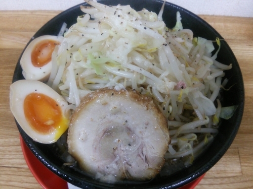 「柳路らーめん（玉子付、太麺、野菜増し、アブラ多め、ニンニク抜」@麺屋 柳路の写真