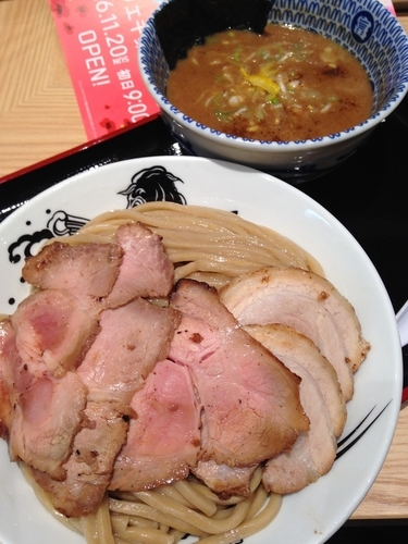 「濃厚チャーシューつけ麺(大) 1280円」@松戸富田麺業 千葉駅構内店の写真
