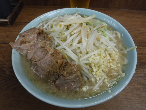 「豚入りラーメン800円（野菜・ニンニク・ちょいカラメ）」@ラーメン二郎 池袋東口店の写真