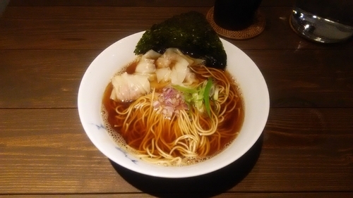「黒豚肉ワンタンそば」@煮干しそば ウメノキスズメの写真