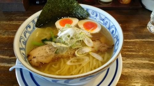 「あじ玉白ラーメン(一番人気)800円」@野田醤油ラーメン 麺屋あじくま 柏インター店の写真