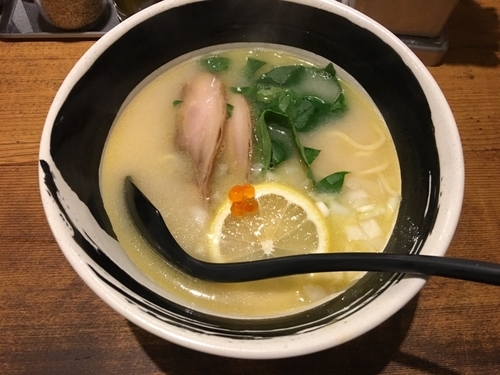 「鮭カマ出汁ラーメン レモン風味」@麺場 浜虎 横浜店の写真