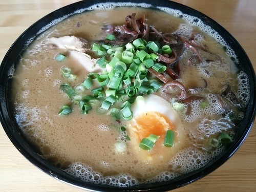 「豚骨ラーメン(並盛・150g・中太麺)750円」@麺心 新井の写真