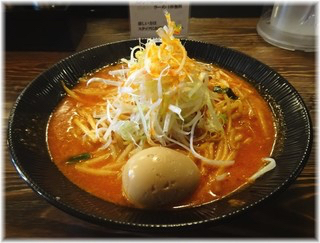 「辛味噌ラーメン・味玉」@大塚屋の写真