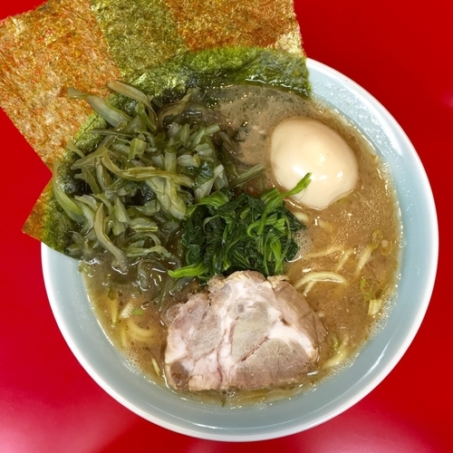 「ラーメン650円＋くきワカメ100円＋味玉100円」@横浜家系ラーメン 心家の写真