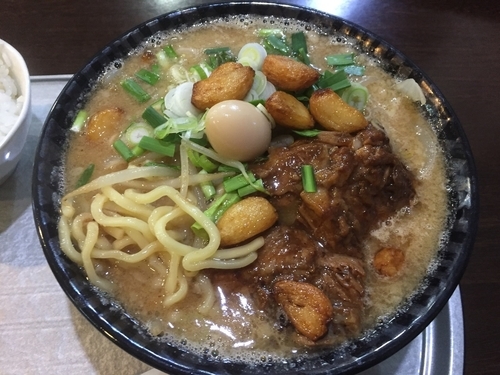 「【いぎなし限定】豚トロガーリック味噌¥850+揚げニンニク」@らー神 心温の写真