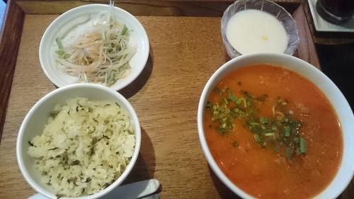 「タンタン麺と炒飯のセット」@中華 HOIの写真