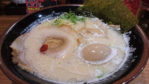 「豚骨ラーメン＋味玉(クーポン) ￥ 650」@横浜家系ラーメン 壱角家 メトロ西葛西店の写真