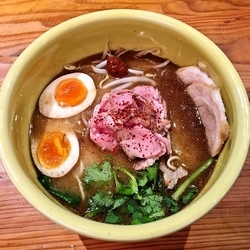 特製スパイストンコツソバ