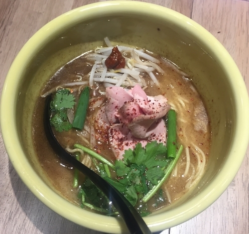 「スパイストンコツソバ」@ソラノイロ トンコツ&キノコの写真