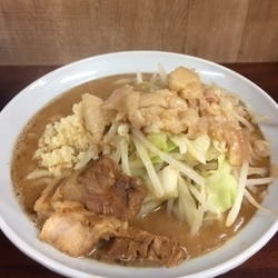 ラーメン　並・700円　「ニンニク」「アブラ」