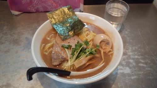 「玉やまらぁ（大）」@麺 やまらぁの写真