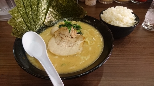 「豚骨味噌ラーメン(麺硬め)＋海苔＋ライス(サービス)」@横浜家系らーめん 魂心家 藤沢店の写真