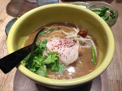 「パクチースパイストンコツソバ」@ソラノイロ トンコツ&キノコの写真