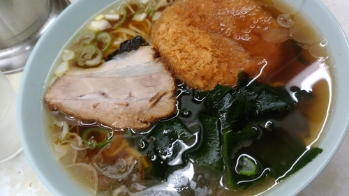 「メンチラーメン550円」@立喰 新角の写真