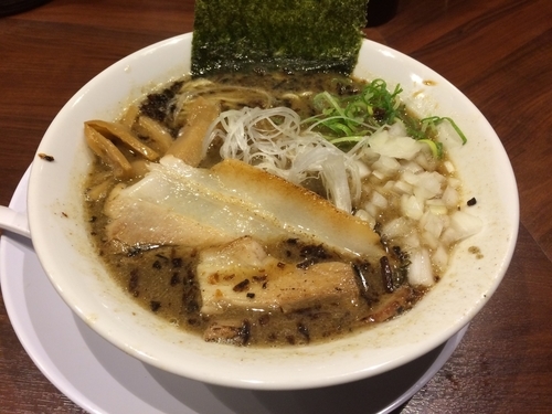 「焼き煮干しラーメン（期間限定）」@らーめん麺閣の写真
