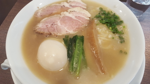 「醤油ラーメン味玉入り」@麺匠 きくちの写真