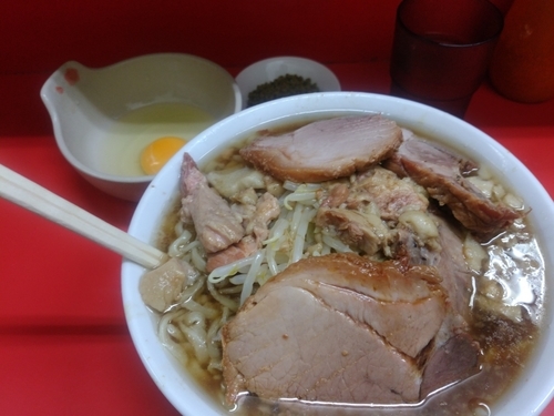「小ブタ入り+生卵+ふりふりカレー」@ラーメン二郎 上野毛店の写真