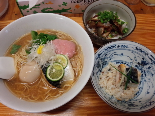 「【限定】秋鯖の中華そば鯖飯付き・いわし丼」@中華そば よしかわの写真