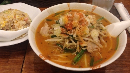 「辛味噌らーめん＋半チャーハン(750円＋300円)」@らーめん 石やの写真