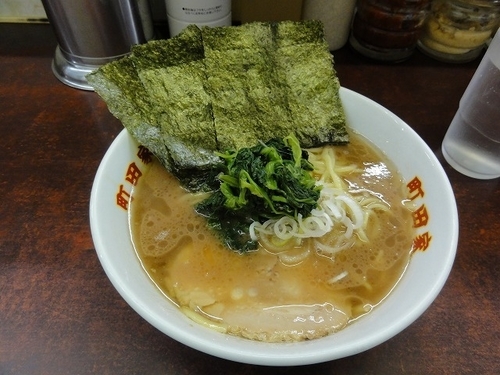 「ラーメン　お好み普通　無料コマチャー」@横浜ラーメン 町田家 新宿南口店の写真