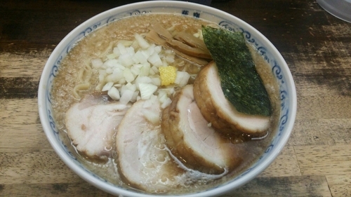 「背脂煮干しラーメン(脂多め)+大盛+チャーシュー2枚」@二葉 上荻店の写真