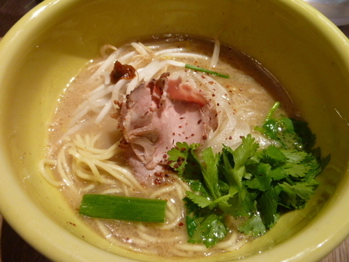 「スパイストンコツソバ」@ソラノイロ トンコツ&キノコの写真