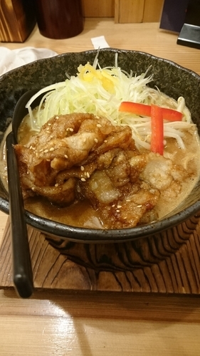 「肉盛り味噌麺」@味噌が一番 西武新宿駅前店の写真
