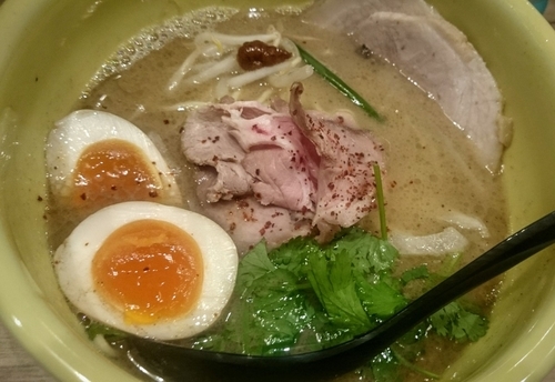 「特製スパイストンコツソバ +ローストポークごはん」@ソラノイロ トンコツ&キノコの写真