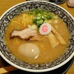 味玉湯きりやラーメン（880円）