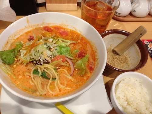 「オレンジ担々麺＋サービスライス」@Tokyo担々麺RAINBOWの写真