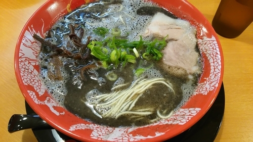 「黒ラーメン+替玉」@博多一幸舎 池袋東口店の写真
