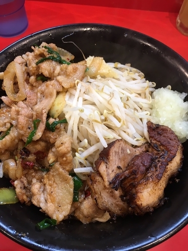 「限定 豚スタミナまぜそば900円+豚200円+玉ねぎ30円」@麺屋 桐龍の写真