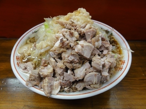 「ラーメン700円　こまチャ－100円　野菜ニンニクアブラ」@ザ・ラーメンスモールアックスの写真