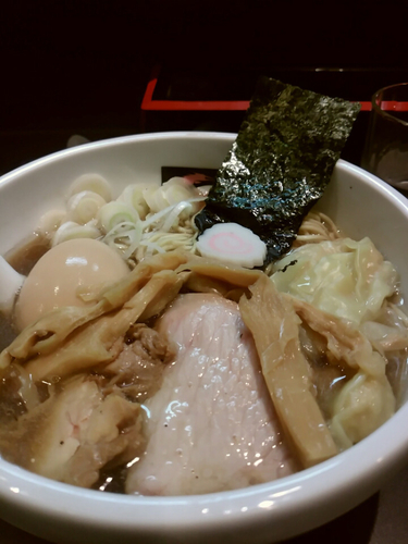 「ワンタンにぼしそば　980円」@おおぜき中華そば店の写真