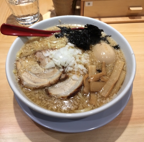 「味玉背脂醤油らー麺（￥900）」@焼きあご塩らー麺 たかはし 上野店の写真