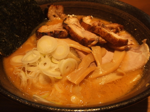 「味噌らーめん＋特製バラチャーシュー　７９０円＋３００円」@北海道らーめん 楓 鶴見店の写真