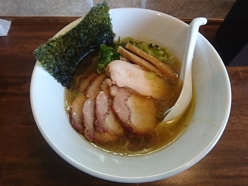 「塩らーめん+吊し豚叉焼三枚」@まるもり製麺の写真