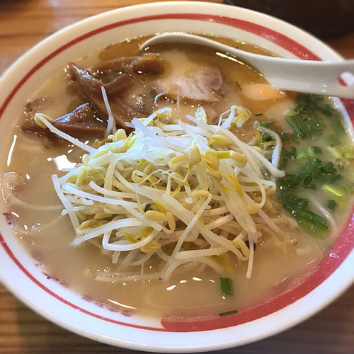 「らーめん肉盛り 生卵」@らーめん本舗 さといもの写真