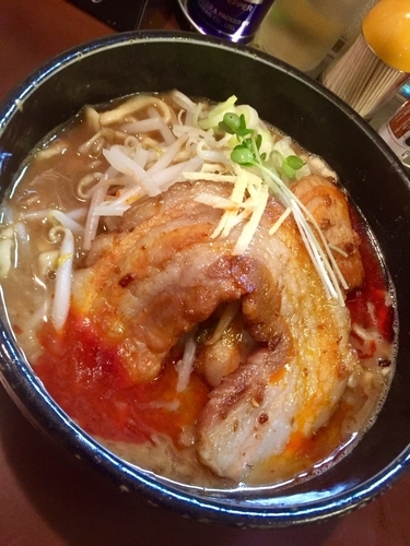 「【祝日夜限定】炙り肉のせ濃厚味噌ラーメン ￥880」@ラーメン ひかりの写真
