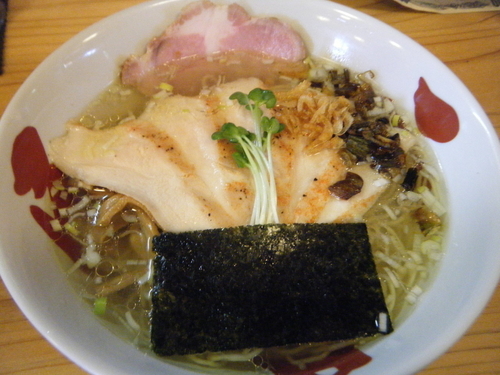 「塩そば700円+伊達鶏チャーシュー250円」@支那そば やまき 正月屋分店の写真