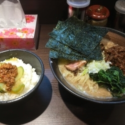 肉ラーメン 小ライス 肉ザーサイ サービス ¥880、¥50