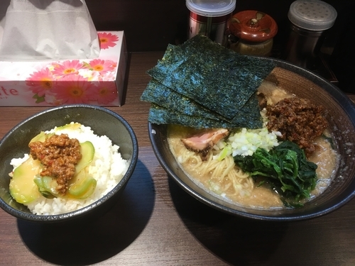 「肉ラーメン 小ライス 肉ザーサイ サービス ¥880、¥50」@（肉）並商の写真