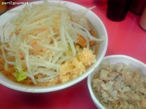 「ラーメン小(豚2枚)+脂っKOIWA「ニンニク」(750円)」@ラーメン二郎 小岩店の写真