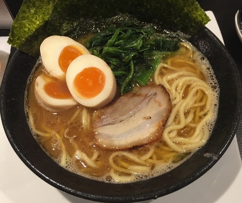 「醤油とんこつらーめん＋味玉（￥680＋￥100）」@横浜らーめん 源泉 海老名店の写真